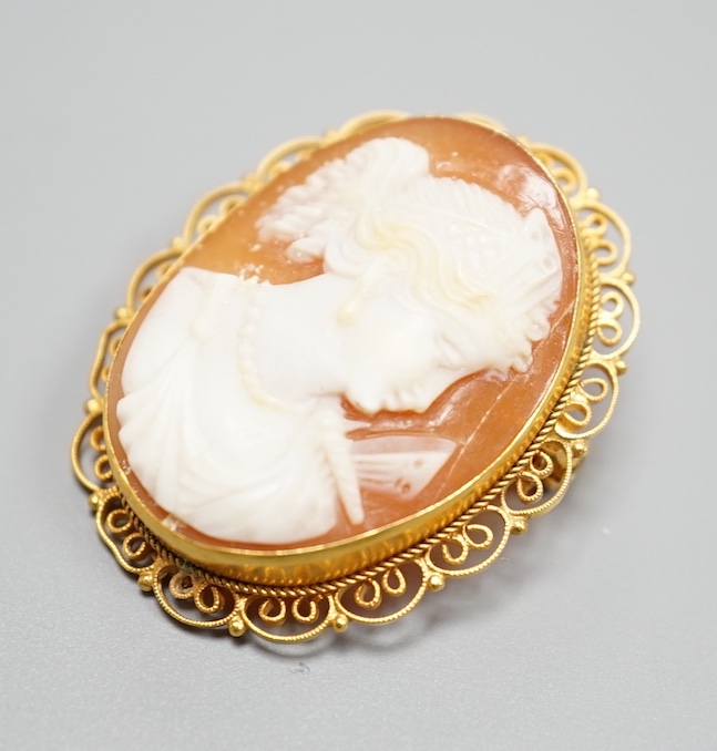 A modern 14k yellow metal mounted oval cameo pendant brooch, 30mm, gross weight 3.8 grams.